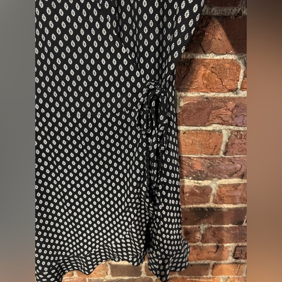 LOFT Black and White Patterned Garment - Picture 2 of 7